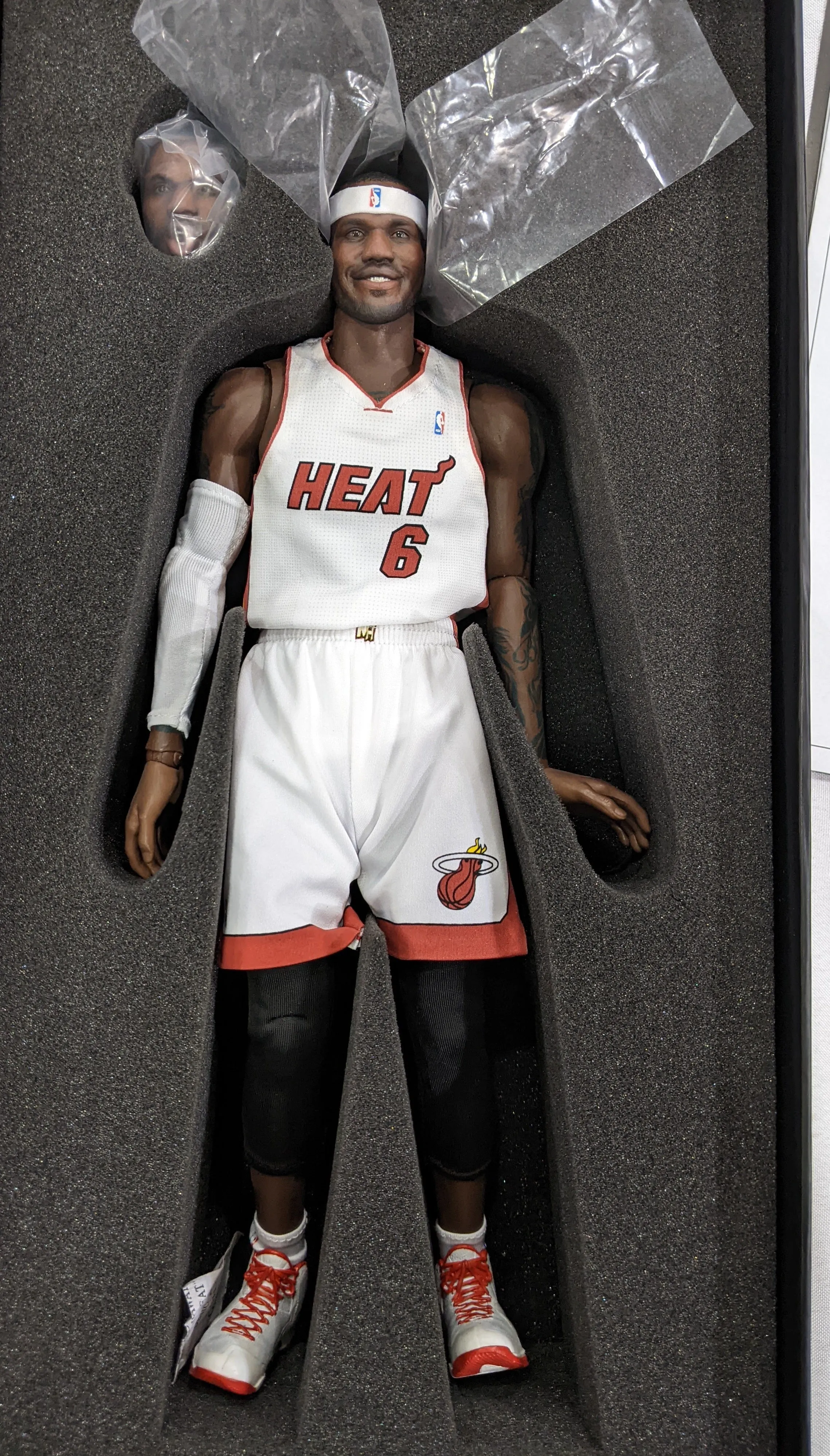 Enterbay Real Masterpieces 1/6 NBA Miami Heat Lebron James Sixth Scale Action Figure *Open Box*